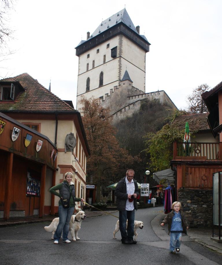rodinka a Karlštejn.jpg